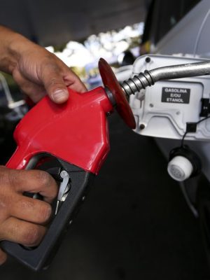 Brasília - Postos de combustíveis ajustam os preços e repassam para o consumidor o aumento da alíquota do PIS e Cofins pelo litro da gasolina(Marcelo Camargo/Agência Brasil)