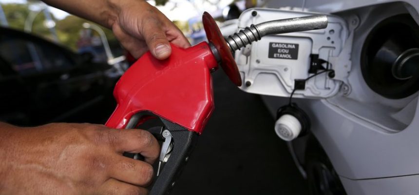 Brasília - Postos de combustíveis ajustam os preços e repassam para o consumidor o aumento da alíquota do PIS e Cofins pelo litro da gasolina(Marcelo Camargo/Agência Brasil)