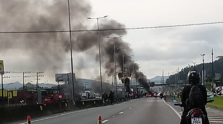 apos-resultado-das-eleicoes-manifestacoes-bloqueiam-rodovias-em-sc-veja-quais-e1667216225185